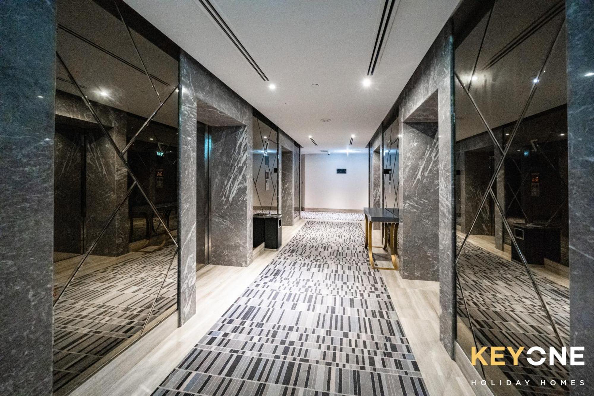Sleek Studio In Prive With Stunning Canal View Dubai Exterior photo
